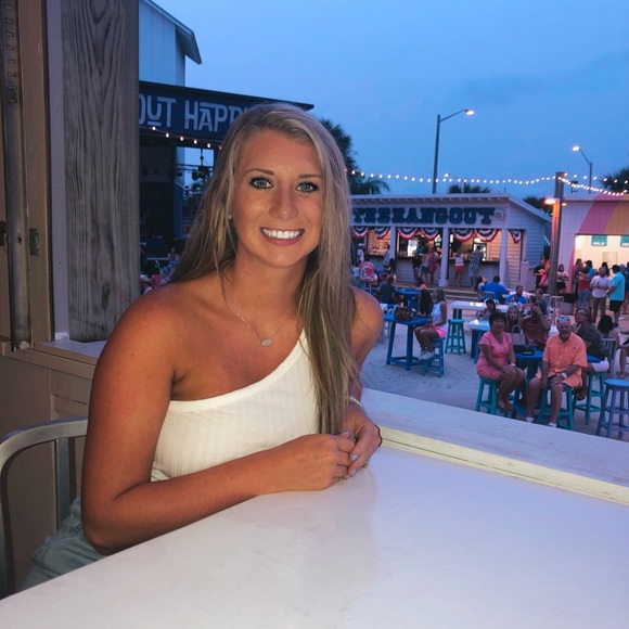 Meet your Posher, Courtney - Picture 1 of 4